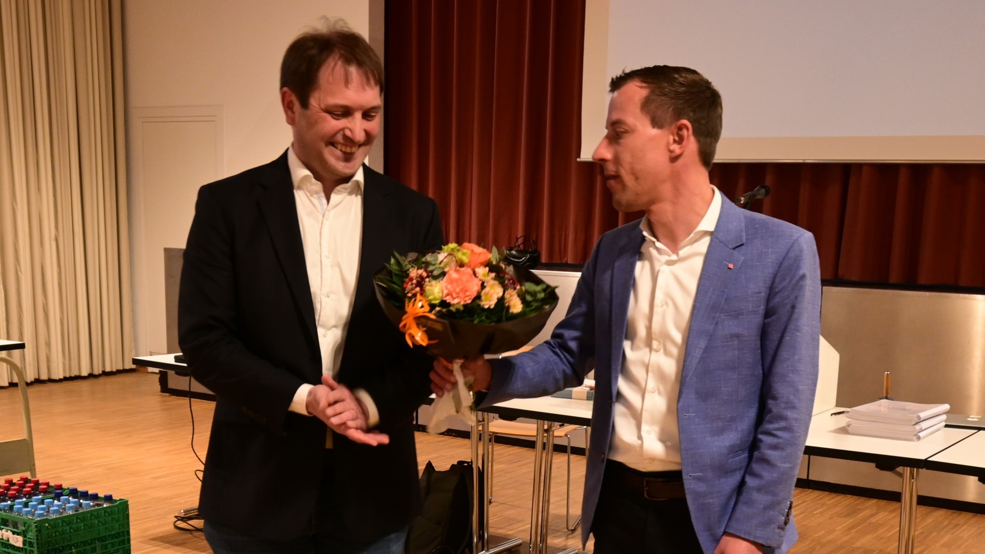 Feierliche Amtsübergabe. Stephan Ziegler (rechts) übergibt an  Andreas Scheuss.