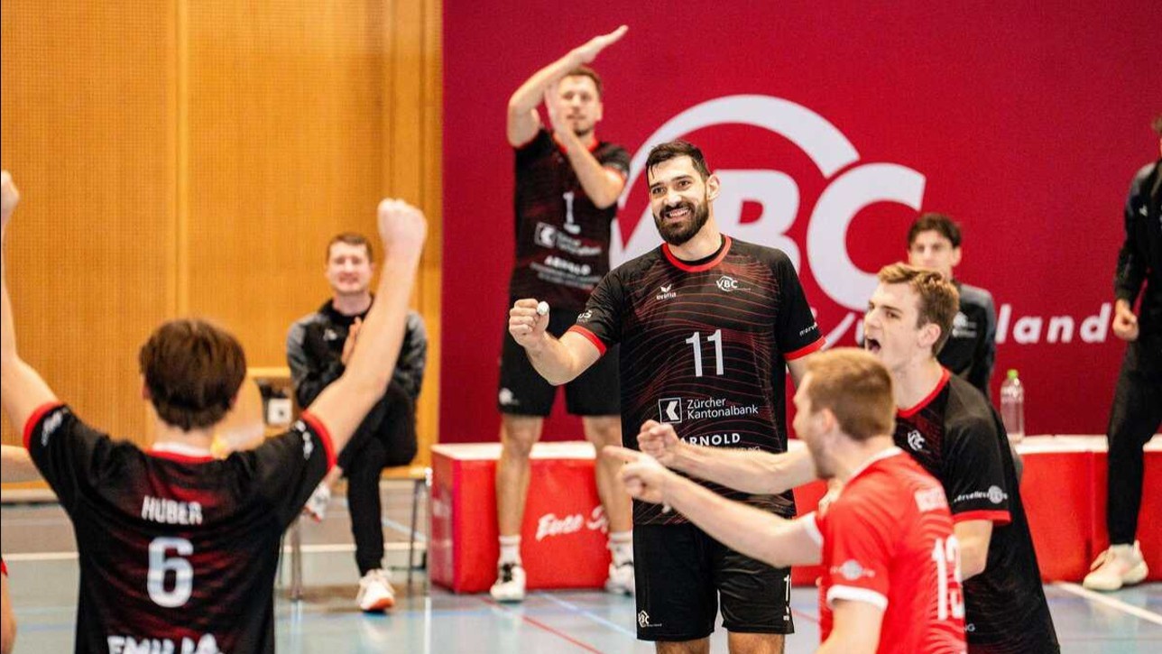 Das Herren 1 freut sich über den erfolgreichen Ballwechsel  (v.l. N. Huber, C. Bögli, T. Hinrichs, U. Ilic, L. Wachter, H. Lagler, J. Weinmann) (Foto: Raymond Grote)