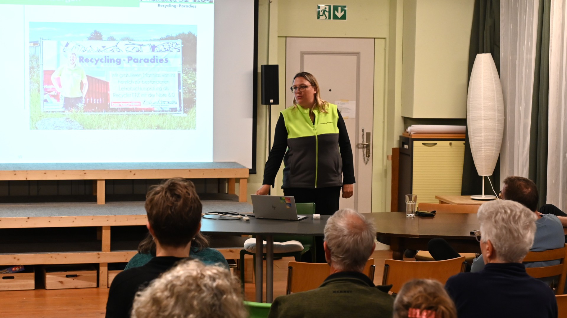 Sabine Frei, Mitglied der Geschäftsleitung und Projektleiterin der Recycling-Paradies AG stellt das geplante Recycling-Center in Bülach vor und beantwortet Fragen aus dem Publikum.
