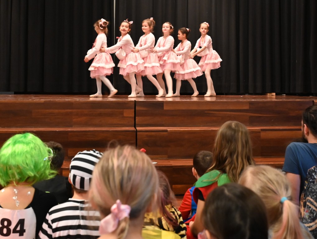 Ganz in Rosa und ganz synchron: Die Tänzerinnen von CentreStage Bülach zeigten, was sie können.