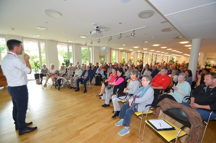 Geschäftsleiter Nermin Daki informiert die Besucher. (ani)