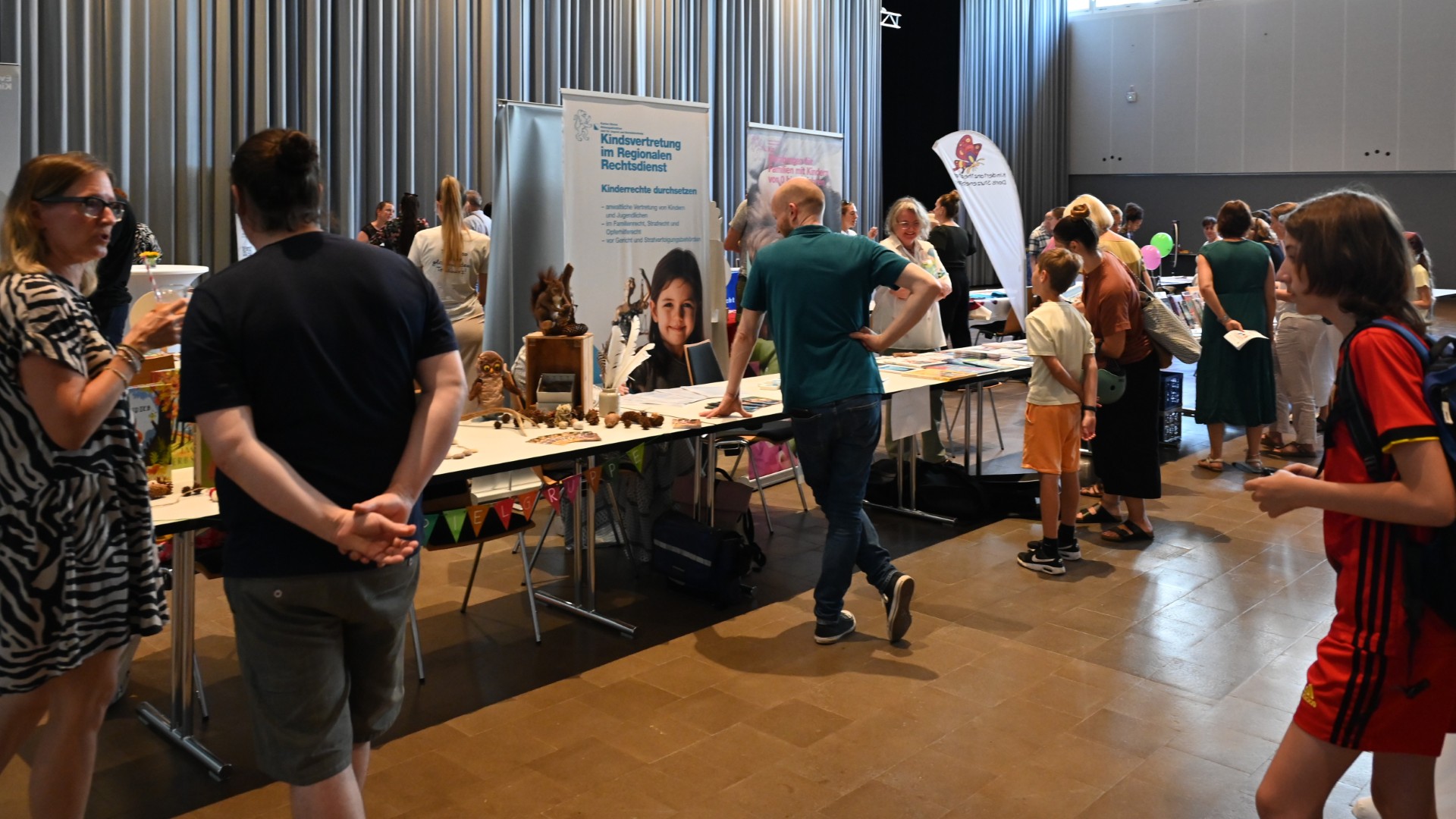 Besucherinnen und Besucher nutzten die Gelegenheit, sich an den Marktständen zu informieren.