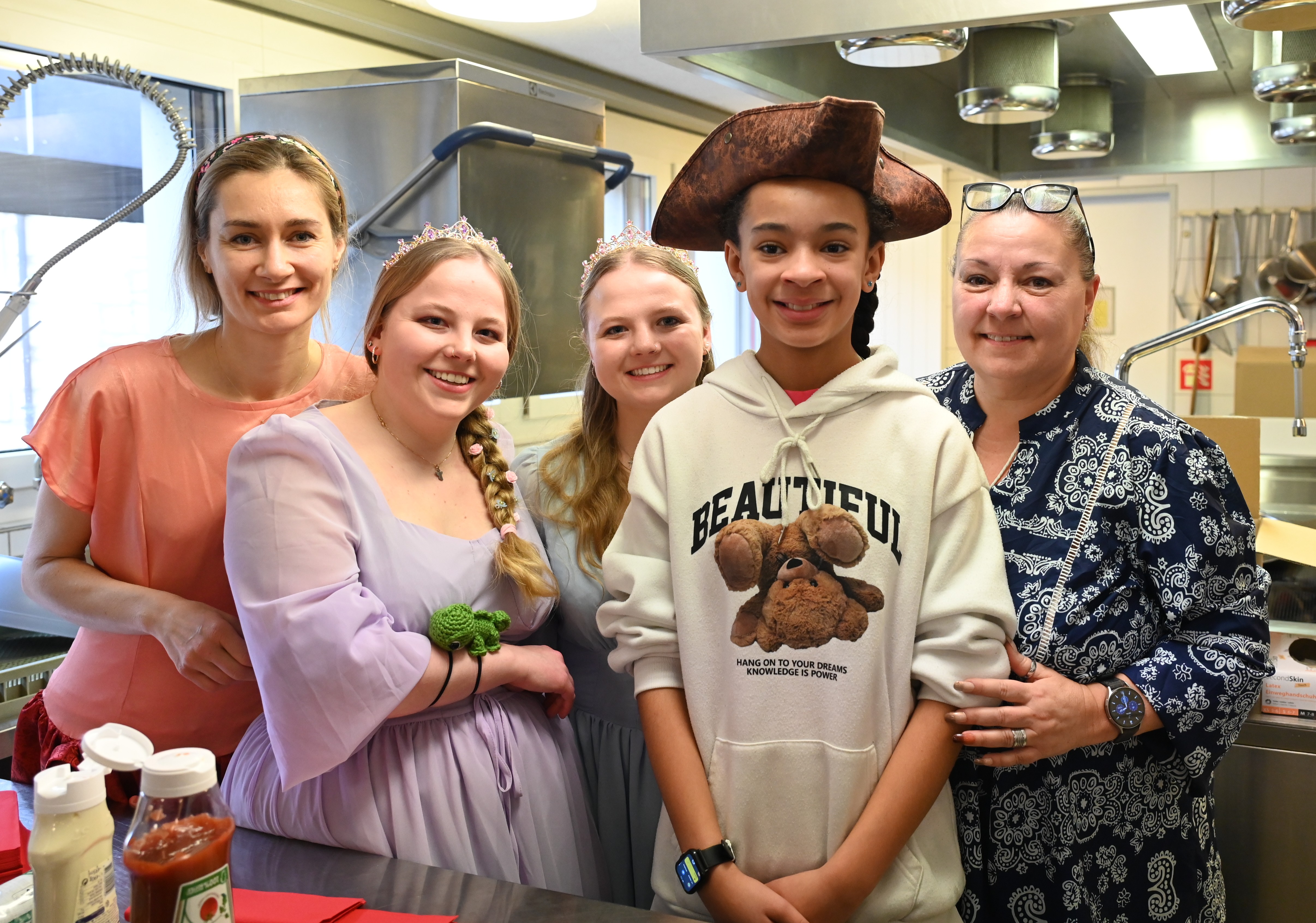 Sie sorgten für Kuchen, Hotdogs und gute Stimmung: Die Küchencrew.