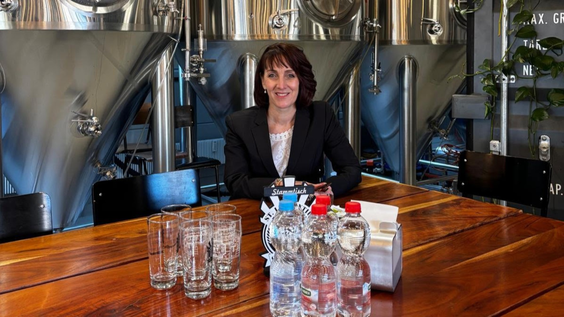 Andrea Spycher (SVP) an der Medienkonferenz im St. Laurentius Craft Beer in Bülach. (zvg)