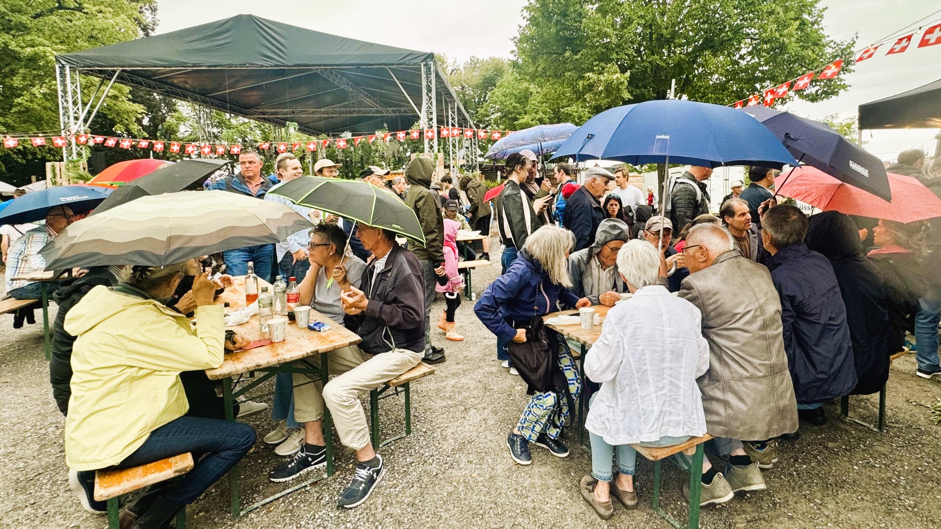 Zwischendurch müssen schon mal die Regenschirme aufgespannt werden.