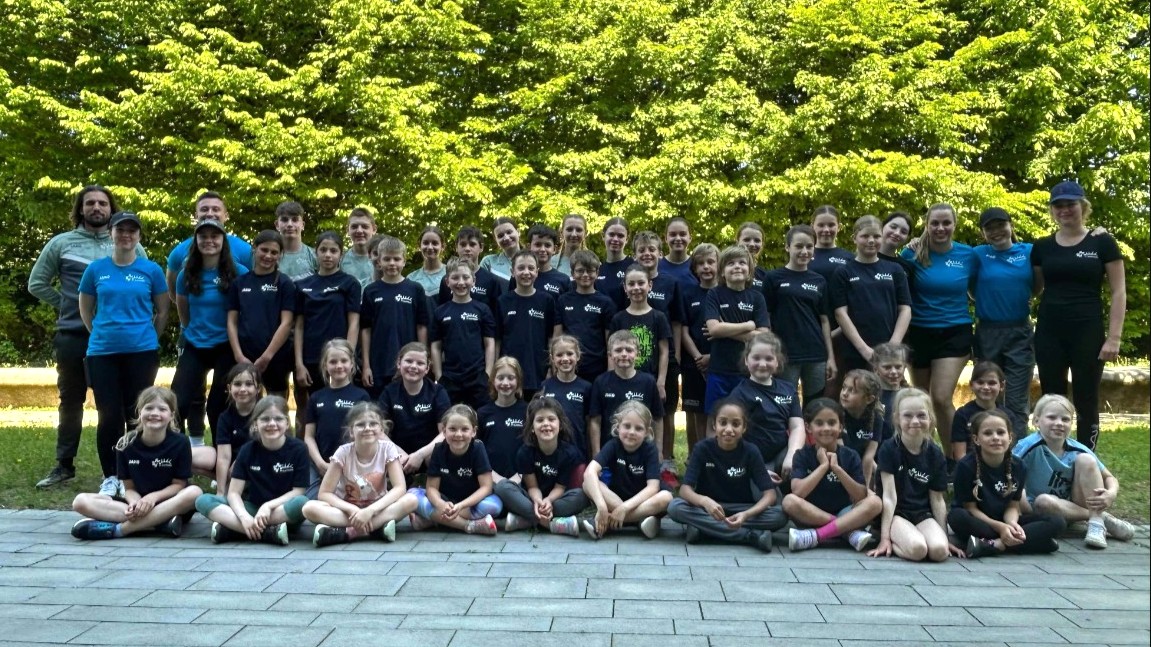 Die 45 jungen Teilnehmerinnen und Teilnehmer des kantonalen Jugendsporttags 2025. 