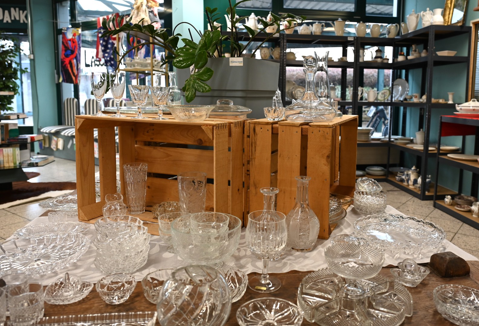 Kristall, Karaffe und Kuchenplatte. Nachhaltigkeit kann ziemlich glänzen. 