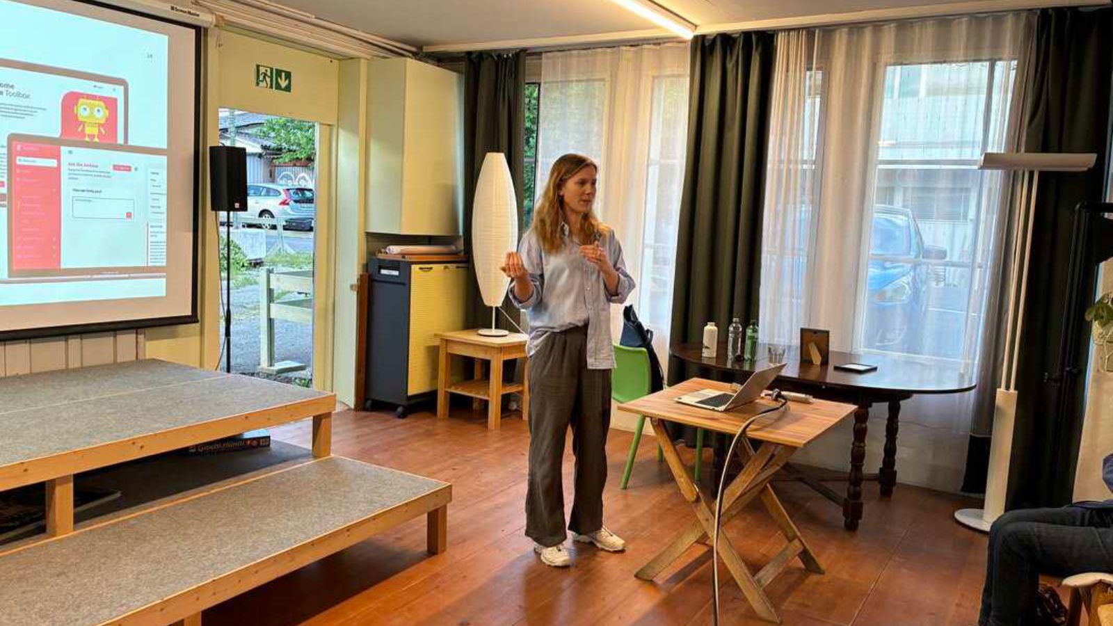 Die Referentin Vanessa Hann, AI Project & Product Managerin bei Tamedia überzeugte am Frauenstammtisch vom 7. Mai das gemischte Publikum mit ihren anschaulichen Beispielen aus dem journalistischen Alltag.