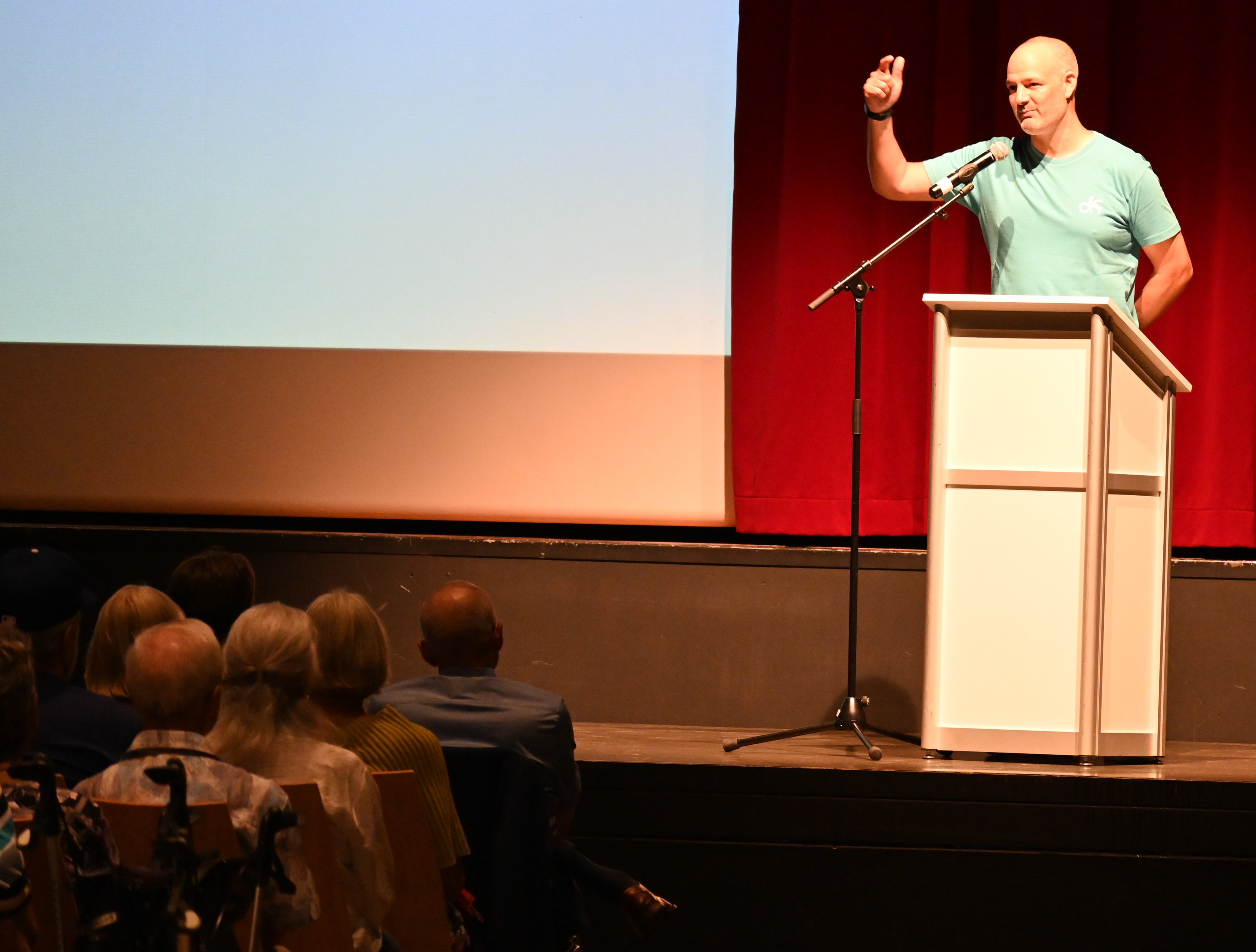 Stefan Lienhard stellt den Verein dhc vor.