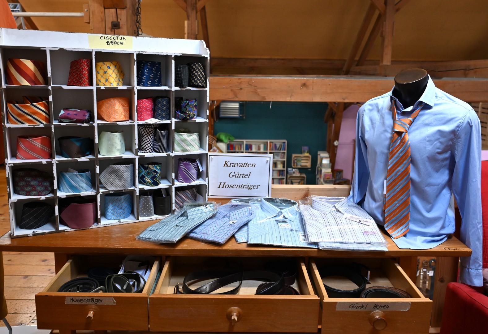 Vom Business Look bis zum Retro Muster. Auch Männer werden in der Brocki fündig.