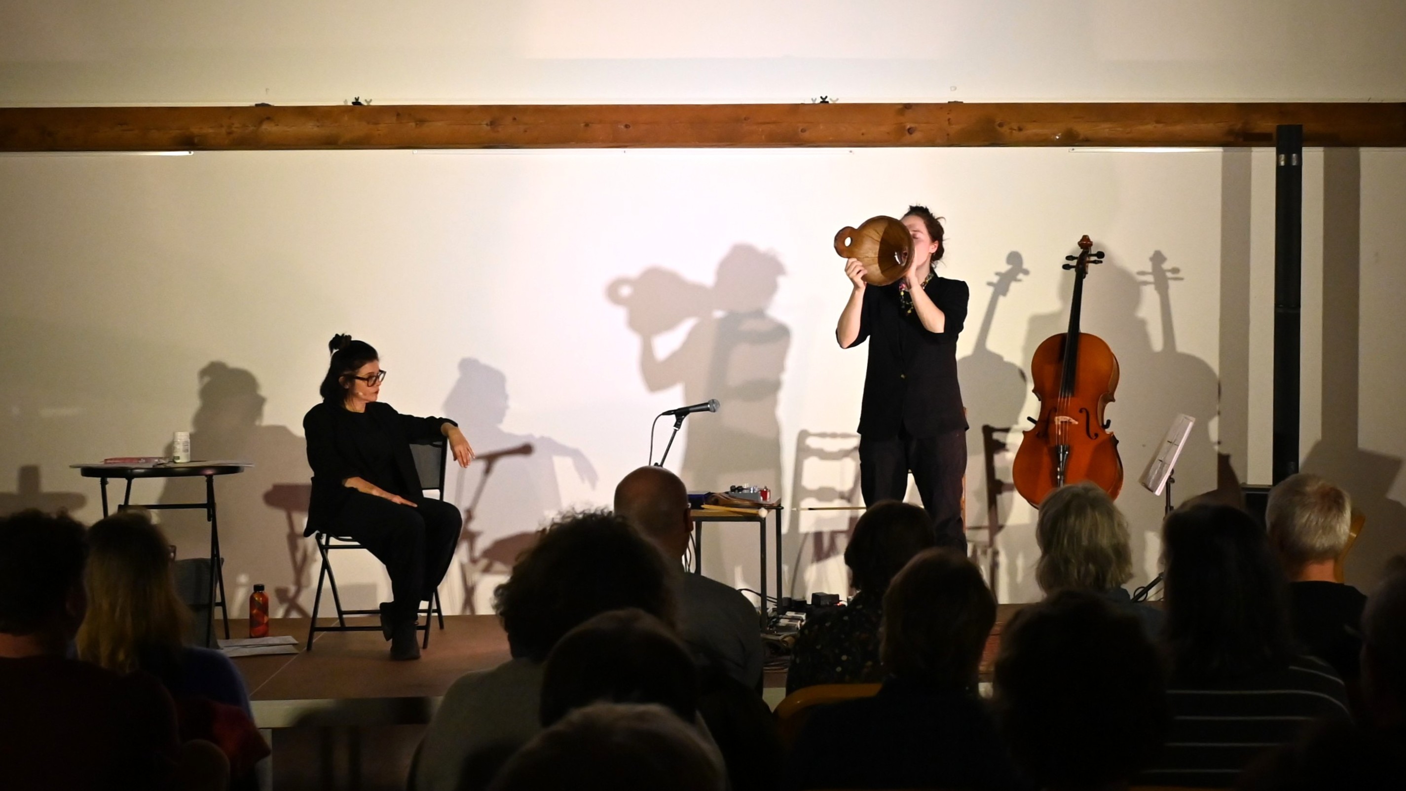 Fatima Dunn (links) und Tanja Kummer (rechst) zeigen: Kultur darf auch einfach Spass machen.