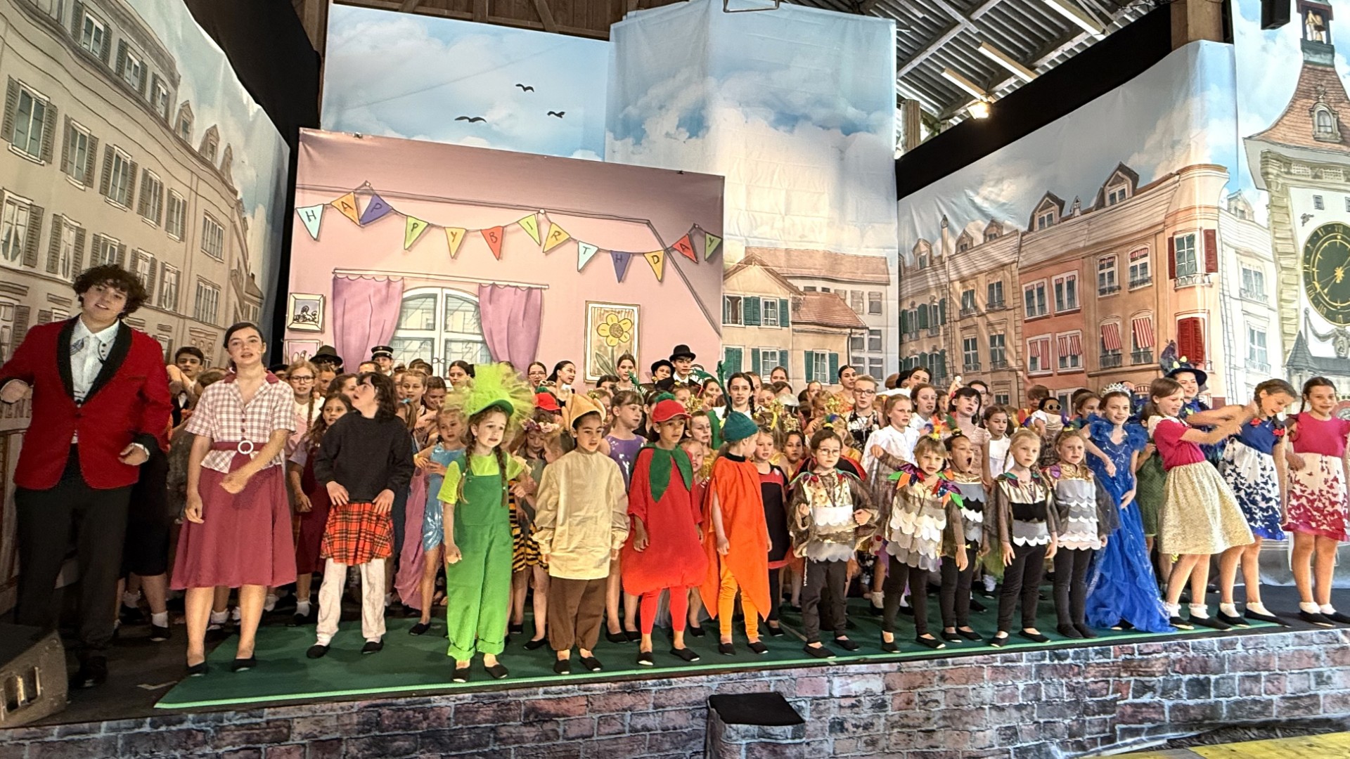 Begeisterter Applaus für alle Künstlerinnen und Künstler beim grossen Finale