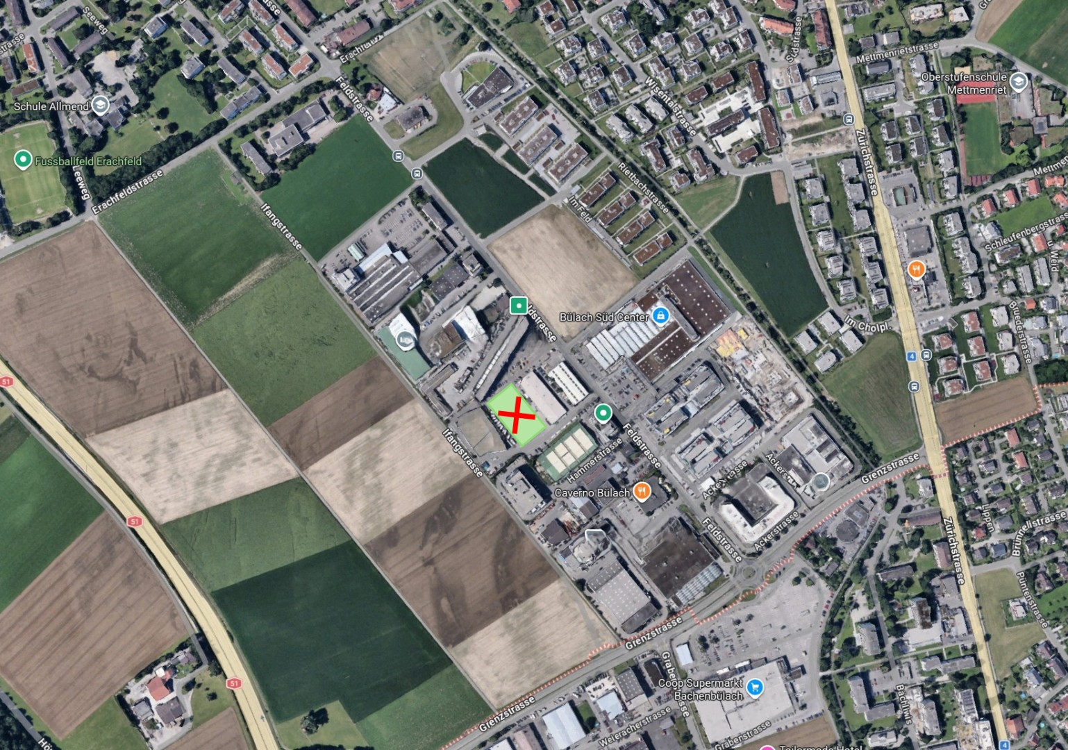 Hier soll das Recycling-Center entstehen: Der geplante Standort beim roten Kreuz an der Feldstrasse in Bülach. (Googel Maps)