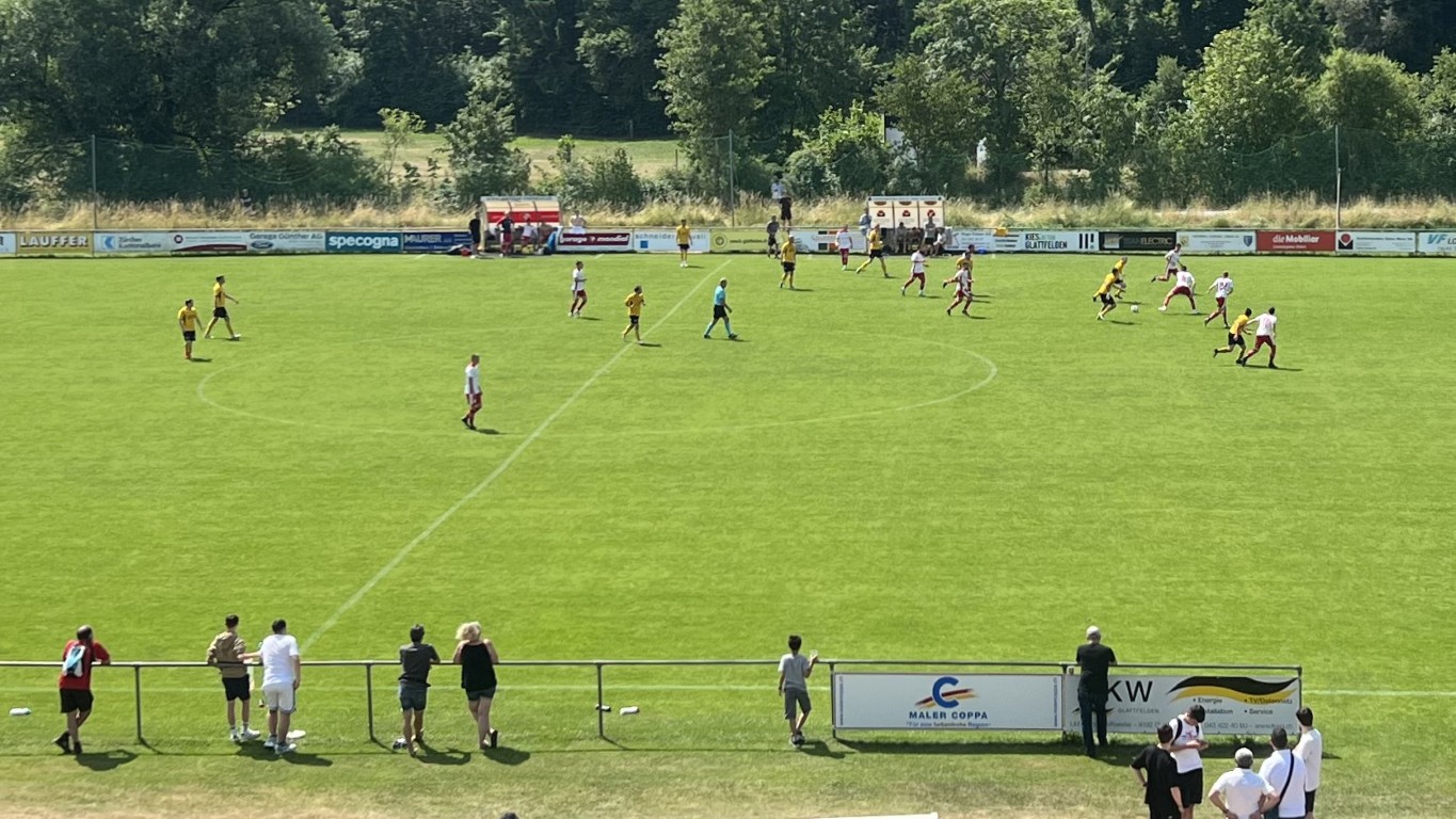 Gelebte Partnerschaft am Spielfeldrand unter anderem mit Werbebanden rund ums Spielfeld.
