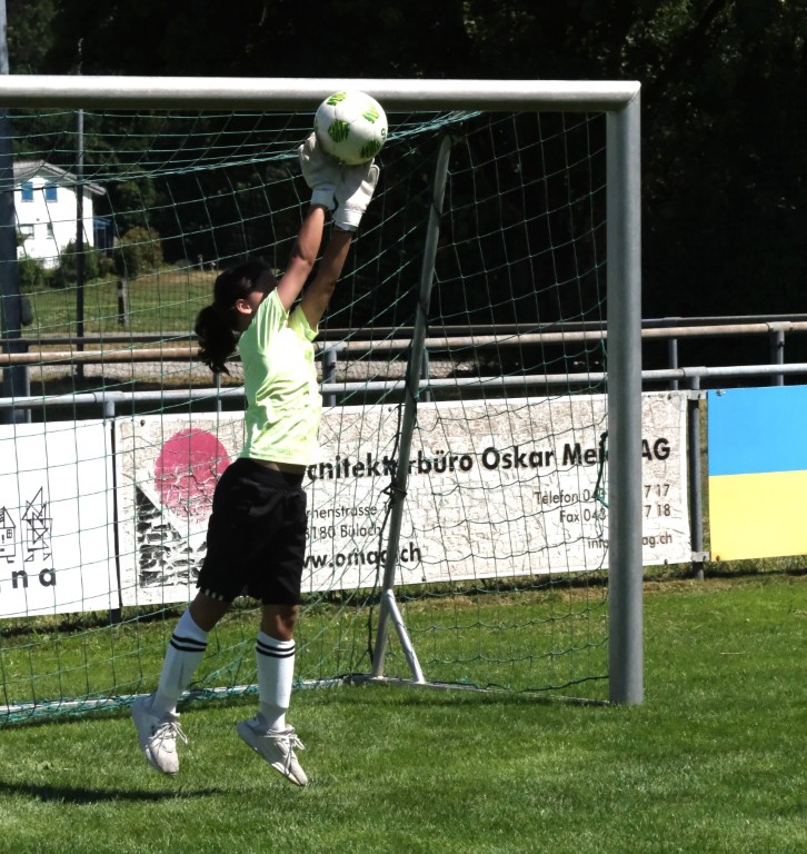 Stark gehalten! Mit vollem Einsatz pflückt die junge Torhüterin den Ball aus der Luft – ein Paradebeispiel für Reaktion und Mut.