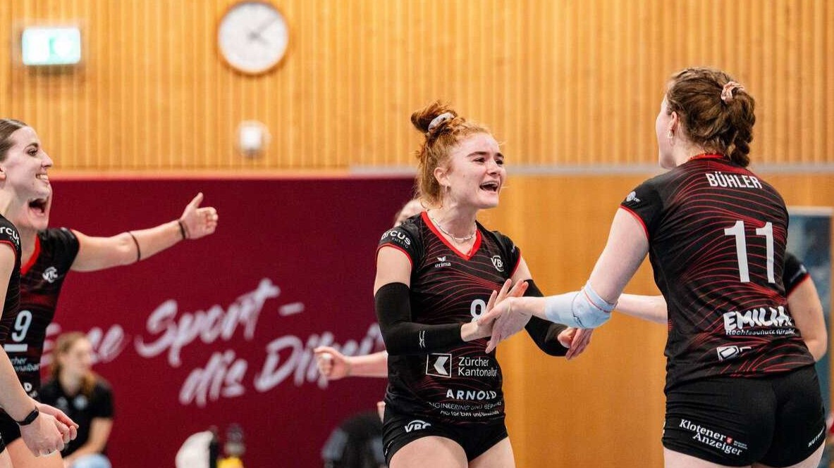 Das Damen 1 feiert den erfolgreichen Punkt (v.l. E. Volume, J. Frangi, S. Strübin, F. Bühler) (Foto: Raymond Grote)