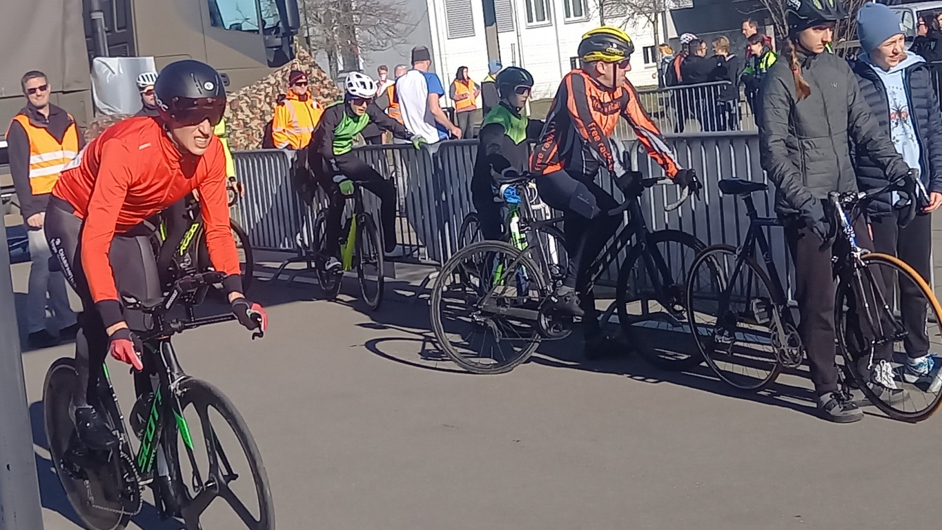 Ein Singel-Einzelläufer nach der Wechselzone als Crossläufer nun auf Radstrecke startend, während andere auf ihre Kollegen im Transponder Übergabebereich warten.