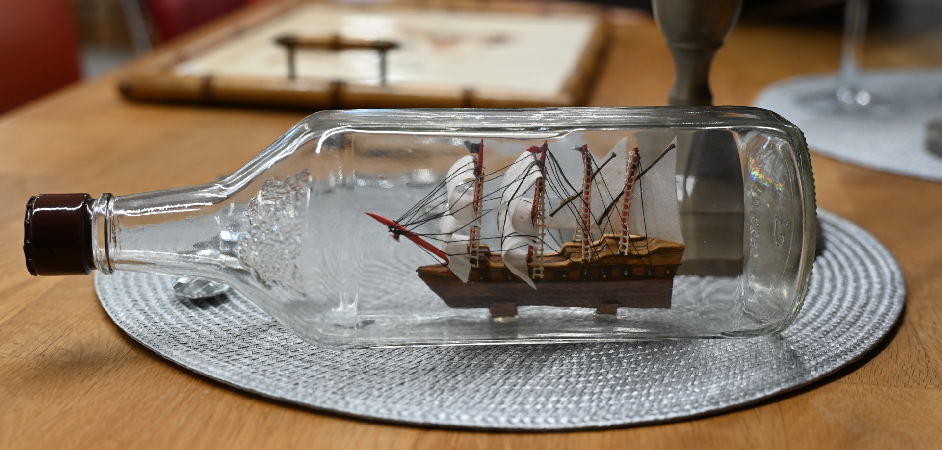 Fernweh im Kleinformat. Dieses Schiff segelt ganz ohne Wasser in ein neues Zuhause.