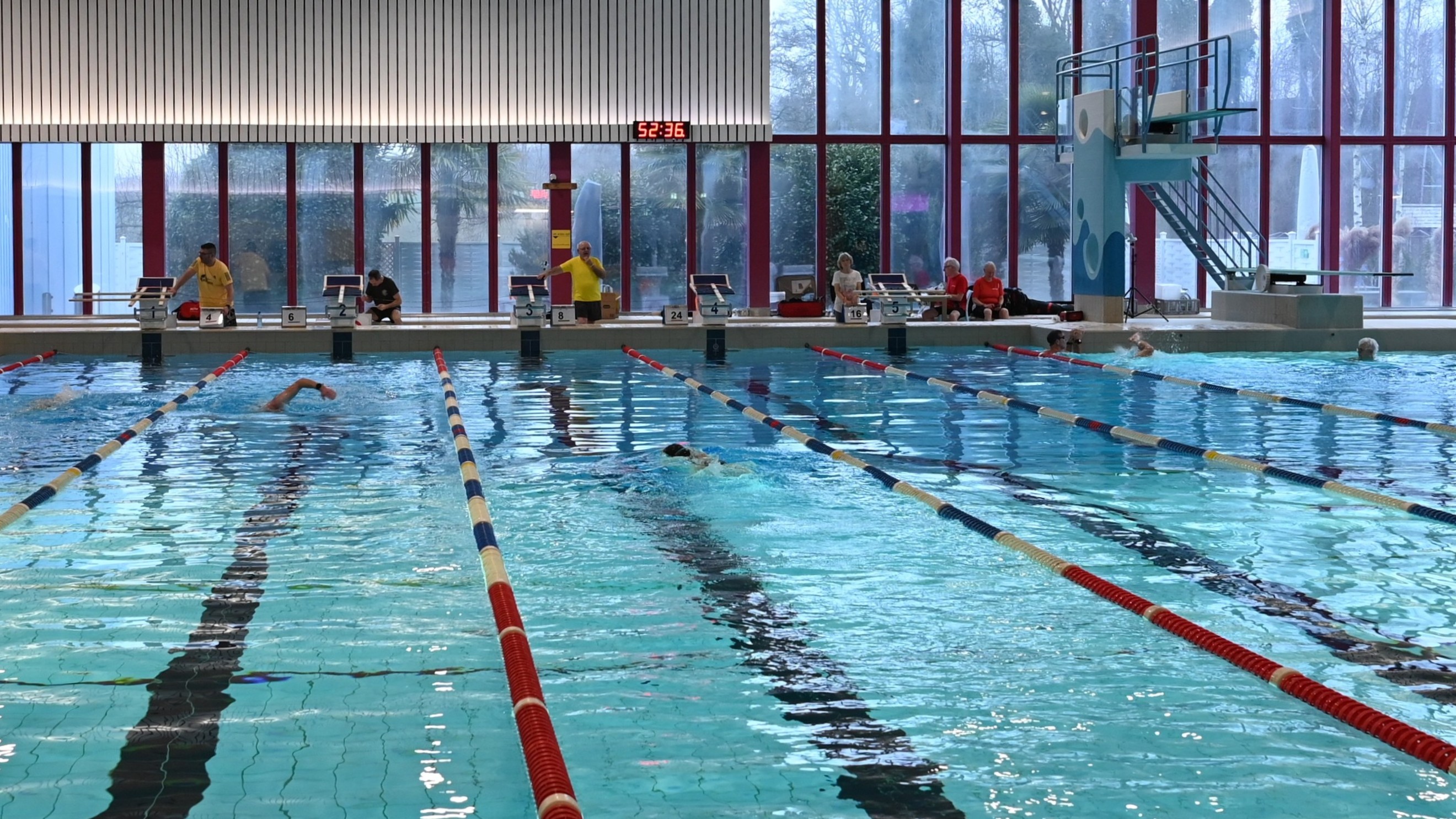 Das Tiefwasserbecken im Hallenbad Hirslen ist weiterhin geöffnet.