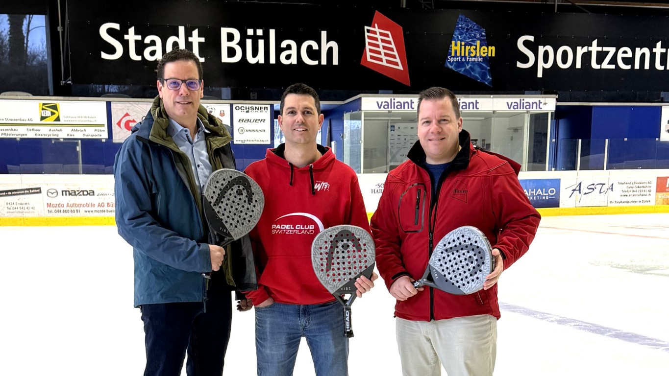 Stadtrat Daniel Ammann und Leiter Sport und Veranstaltungen Patrick Disch gemeinsam mit Alejandro Villuendas Diaz vom Padel Club Switzerland.