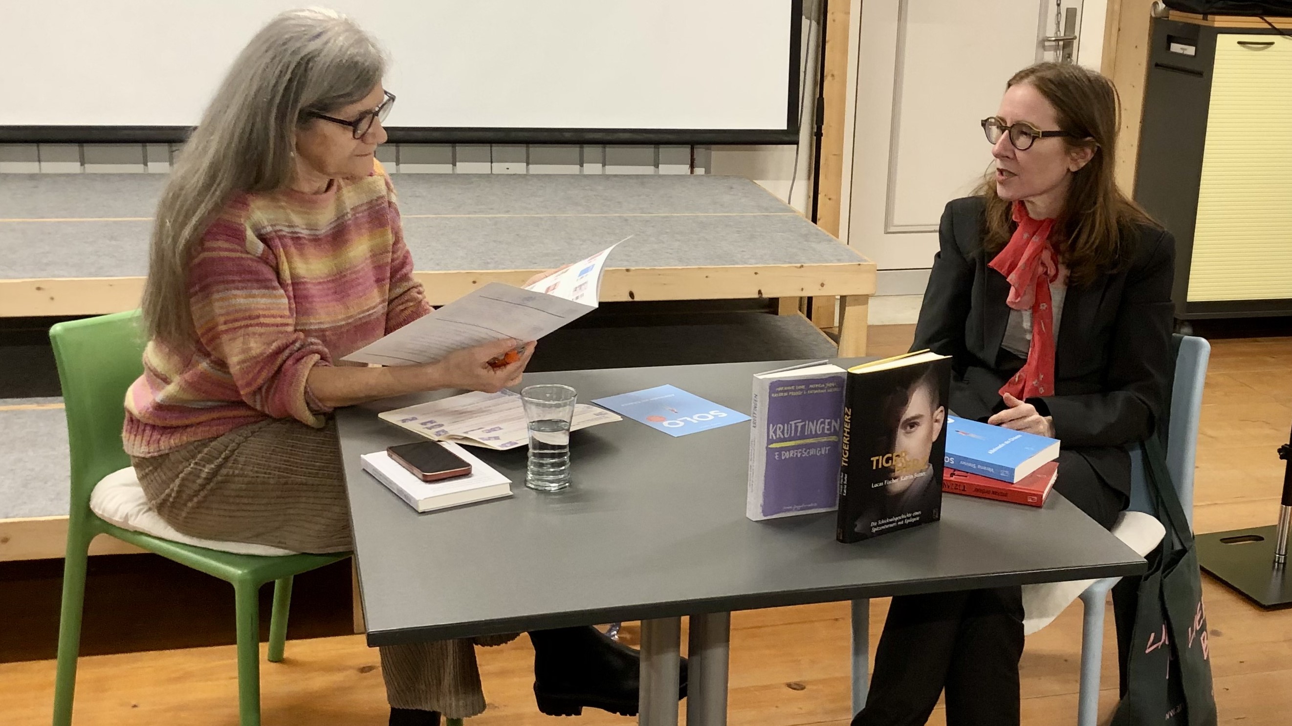 Autorin Marianne Erne (links) im Interview mit Journalistin Katrin Sutter.