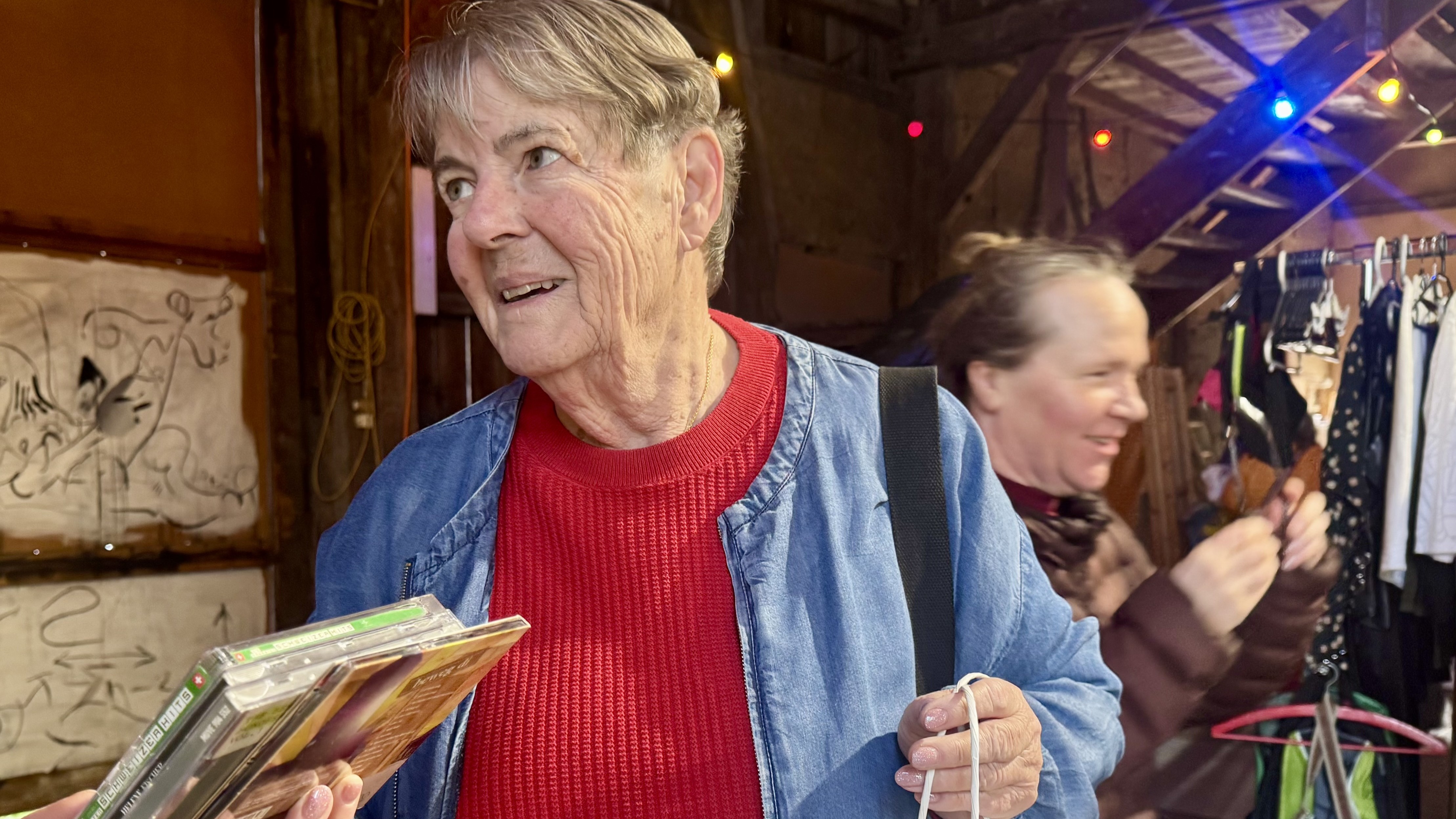 Silvia Maurer bringt CDs und Kassetten.