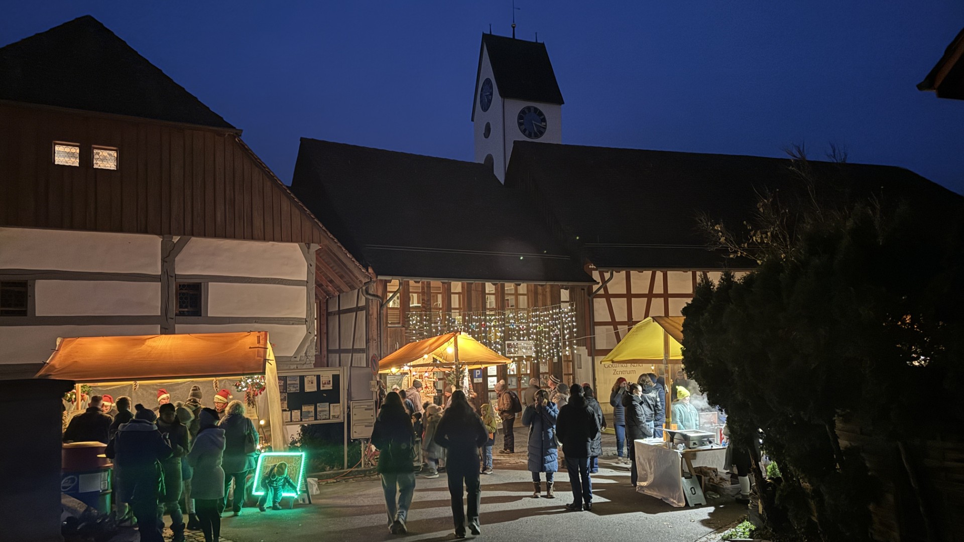 I’m dreaming of a white Christmas» schwebt über dem Märt. 