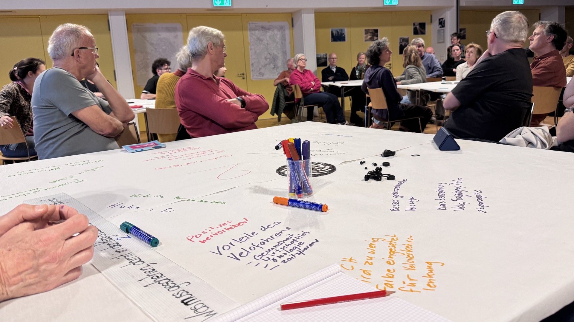 Ideen, Kritik und Lösungsansätze: Im World-Café tauschten sich die Teilnehmenden intensiv über den Veloverkehr aus.