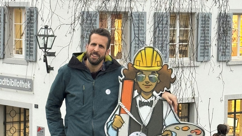 Simon Schmid zeigt mit «Amira» die Vielfalt der Berufe auf. (rhd)