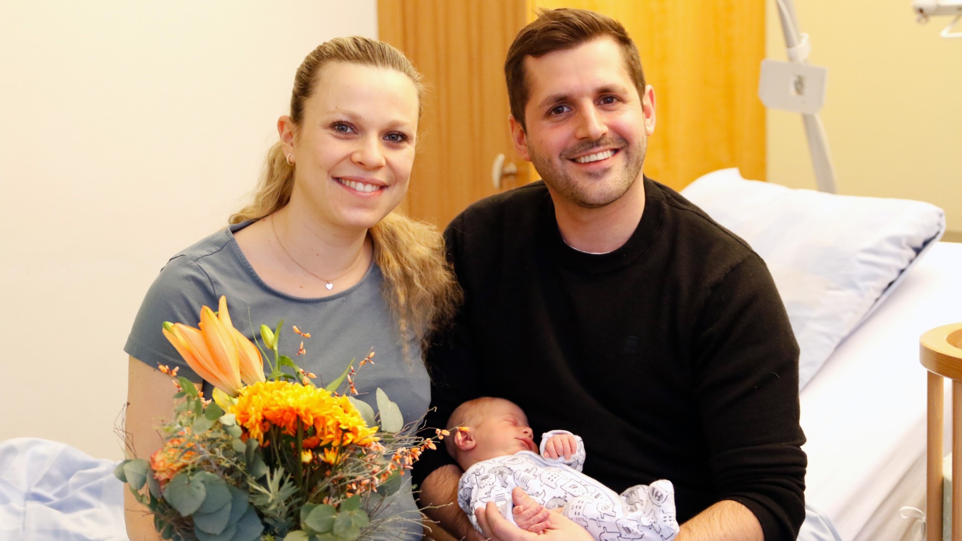 Glückliche Eltern aus Eglisau: Lilly und Beat mit ihrem Sohn Louie Noe. (Bild: zvg)