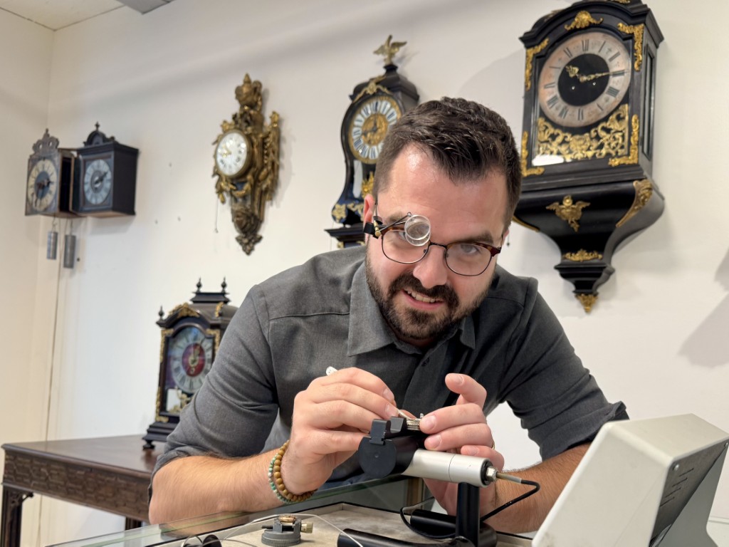 Michael Roth zeigt, wie man ein Uhrwerk einreguliert.