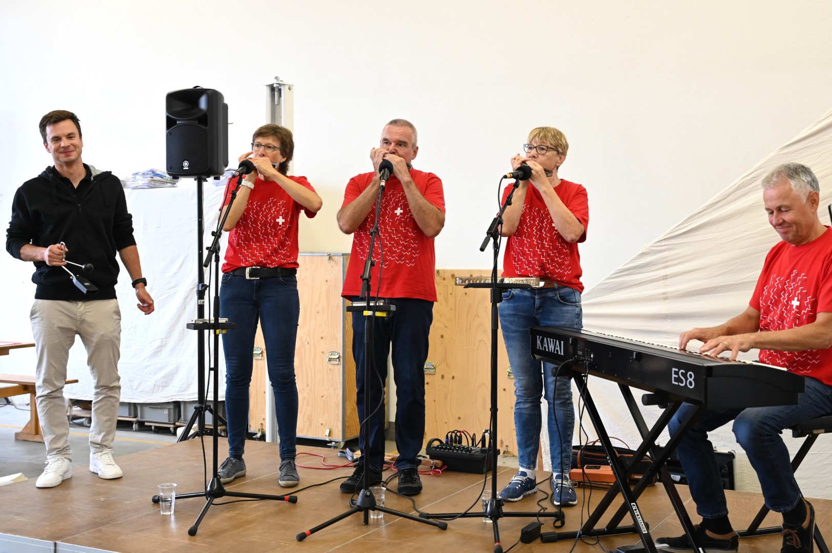Pascal Ebnöther verstärkte beim Lied «Er hat ein knallrotes Gummiboot» die Musikgruppe Mupicanto aus Eglisau.