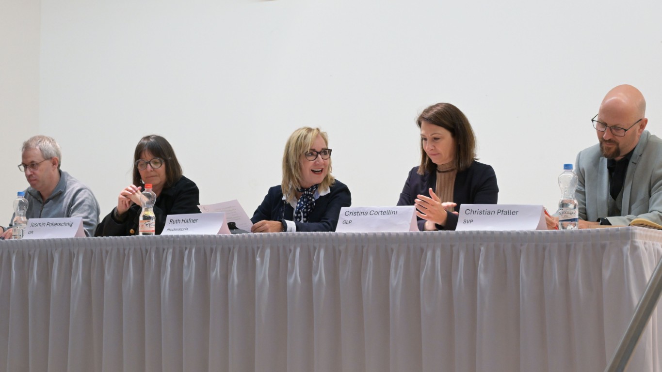 Christoph Fischbach (SP), Jasmin Pokerschnig (Grüne), Moderatorin Ruth Hafner Dackerman, Cristina Cortellini (GLP), Christian Pfaller (SVP)