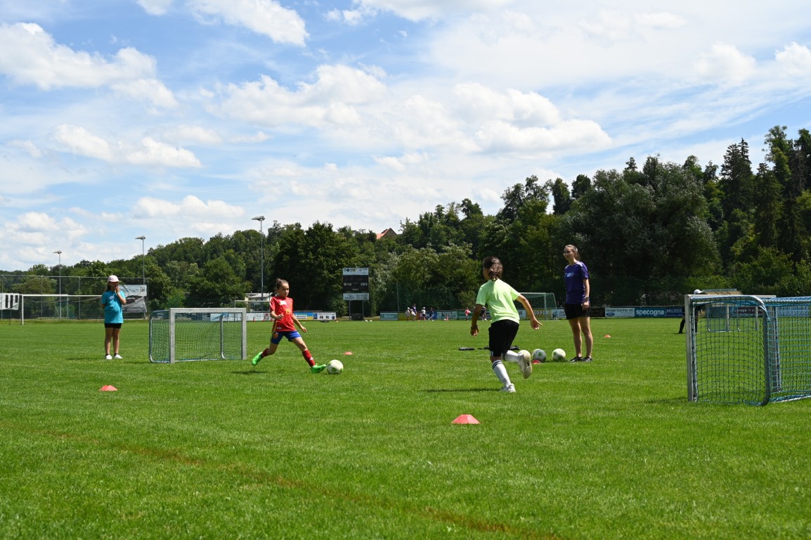 Volle Action beim Torschuss: Zwei Mädchen liefern sich ein faires Duell – unter den Augen der Trainerinnen. So sieht Spielfreude aus. 