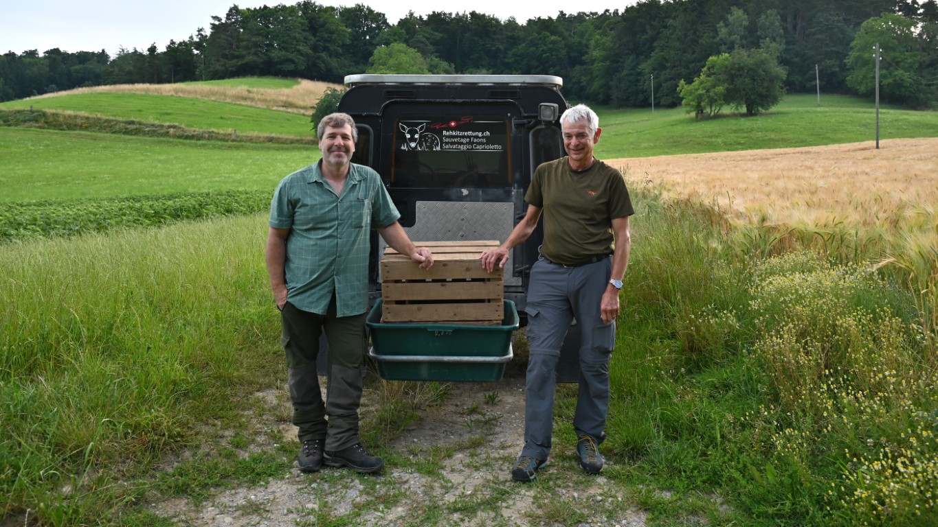 Frühaufsteher im Dienst der Rehkitze»: Drohnenpilot Jürg Willi (links) und Jäger Stephan Ebnöther (rechts)