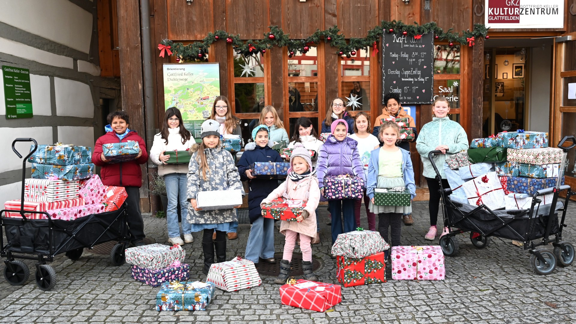 So sieht Weihnachtsstimmung aus. Glattfeldens Kinder bringen ihre 52 kleinen Wunder auf den Weg.