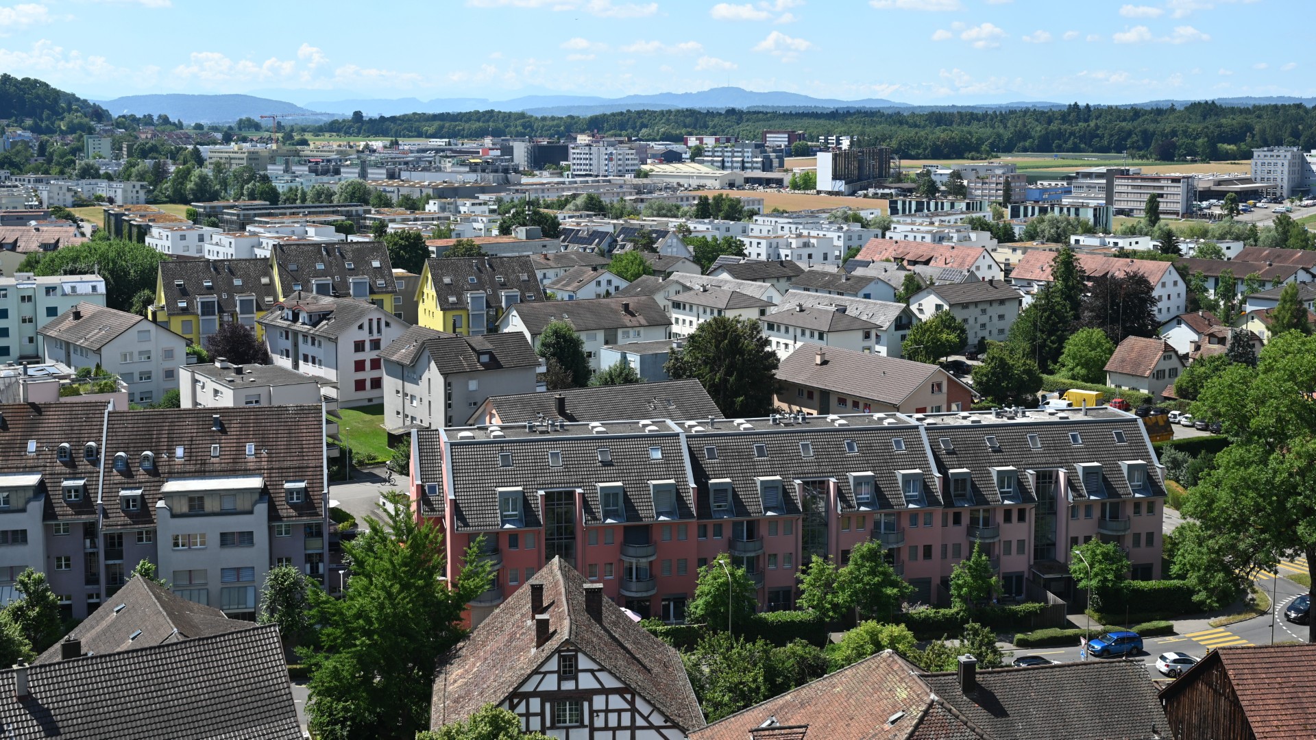 Blick über unsere Stadt: 28 Mitglieder zählt das Stadtparlament, 24 nahmen an der Sitzung teil und befassten sich mit Projekten zu Stadtentwicklung, Energie und Innovation.