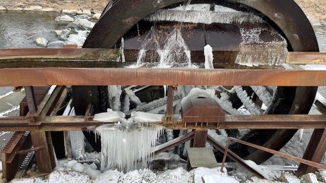 Eiskalt. Unbeeindruckt. Im Dauerbetrieb. Das Wasserrad macht einfach weiter. (Foto Stephan Ebnöther) 