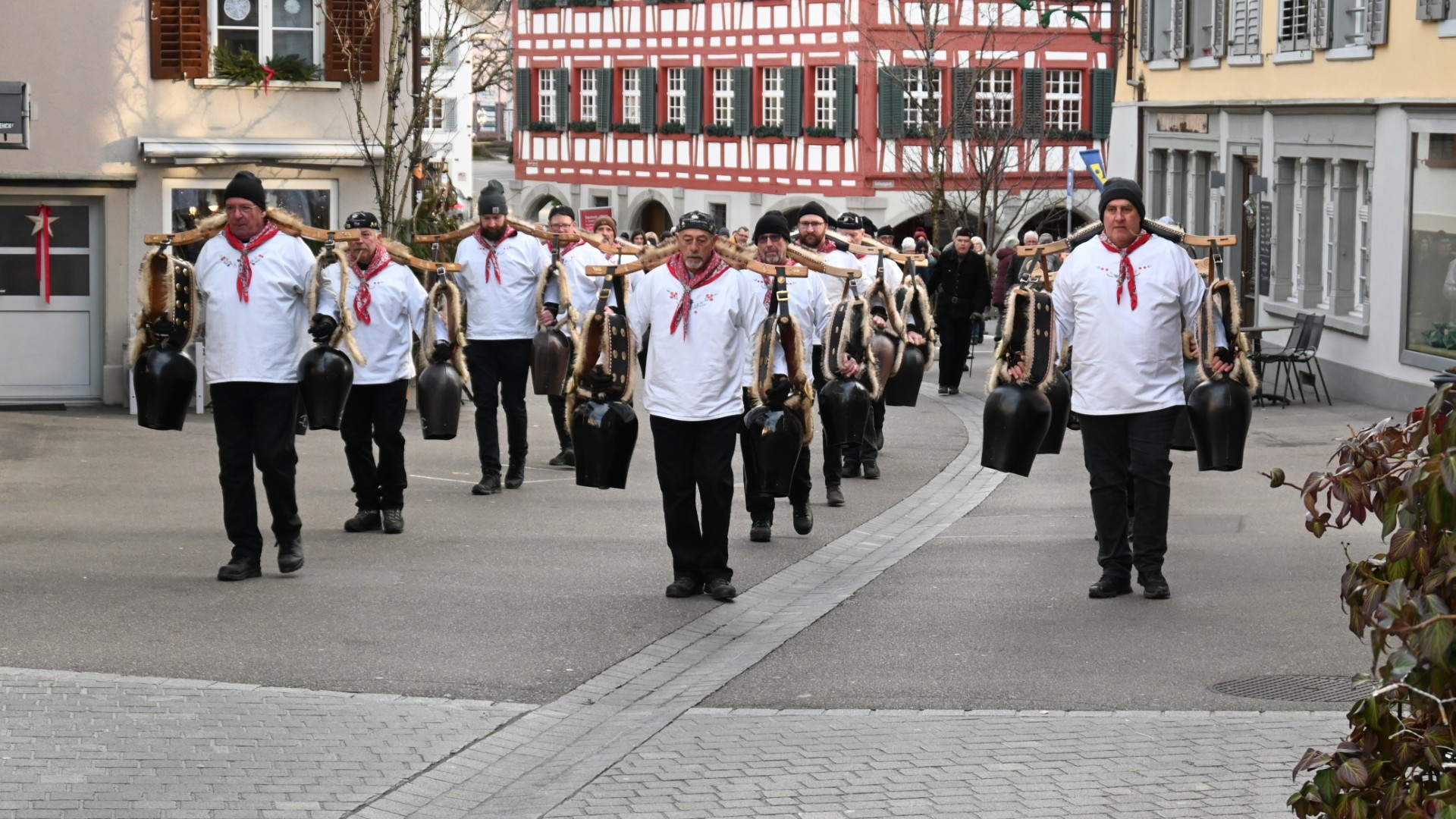 Die Trychler auf ihrem Marsch durch die Altstadt von Bülach.
