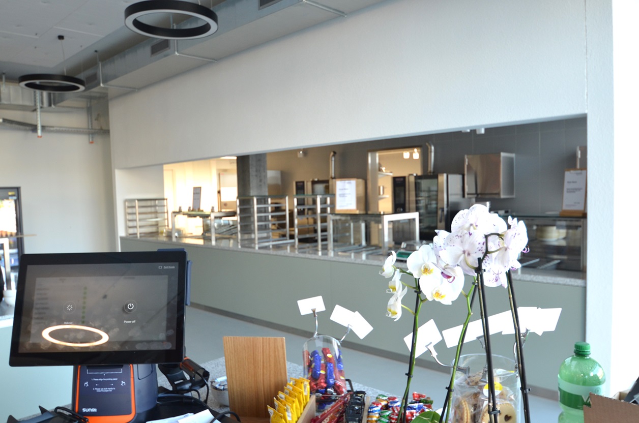 Das Buffet und die Küche, wo in diesem Sommer auch ein Kochlehrling beginnen wird. 