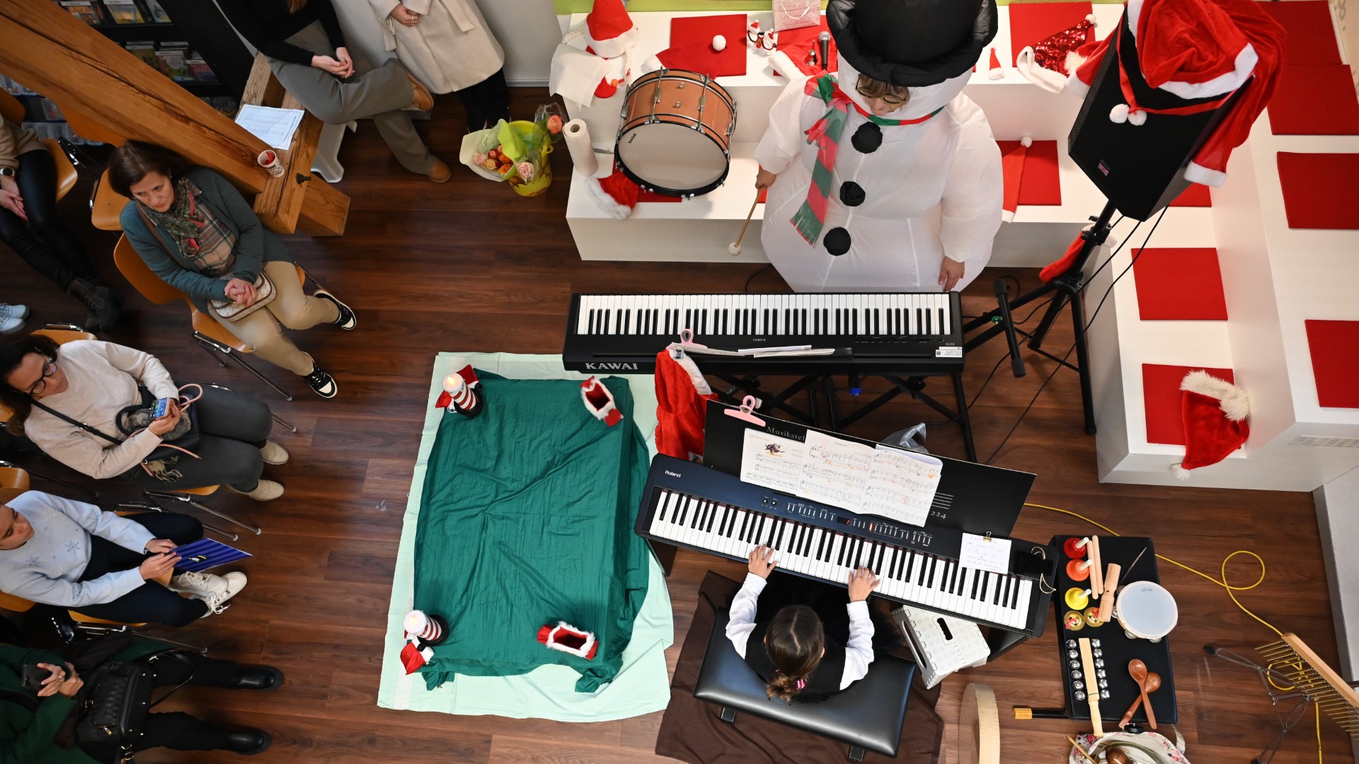 Wo ein Schneemann am Keyboard steht, ist Advent bestimmt nicht weit. Musik, Nähe und viele neugierige Blicke von oben.