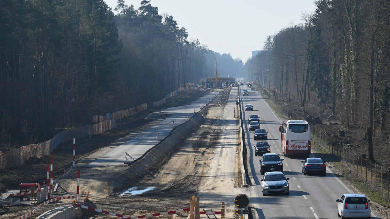 Entlang des Wildschutzzauns (rechts von der Fahrbahn) verlaufen provisorisch Stromkabel, welche die Baustellenabschnitte mit Energie versorgen.