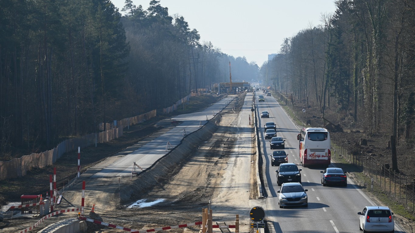 Entlang des Wildschutzzauns (rechts von der Fahrbahn) verlaufen provisorisch Stromkabel, die die Baustellenabschnitte mit Energie versorgen.