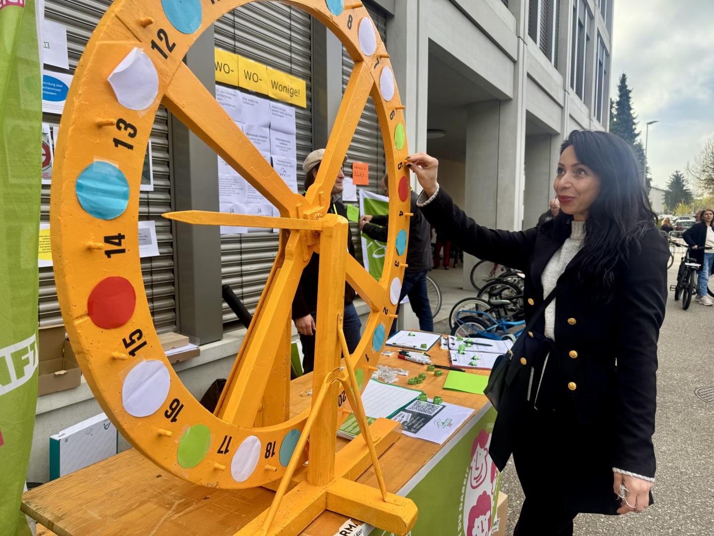 Das Glücksrad wird rege gedreht. Besucherin Shkurte Arifi freut sich über ein kleines Geschenk.