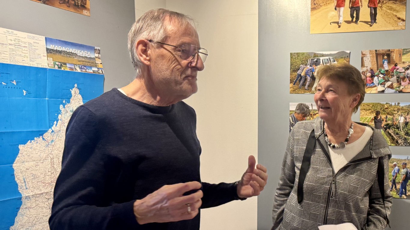 Konrad Erni dankt Ruth Rossier für ihr grosses Engagement.