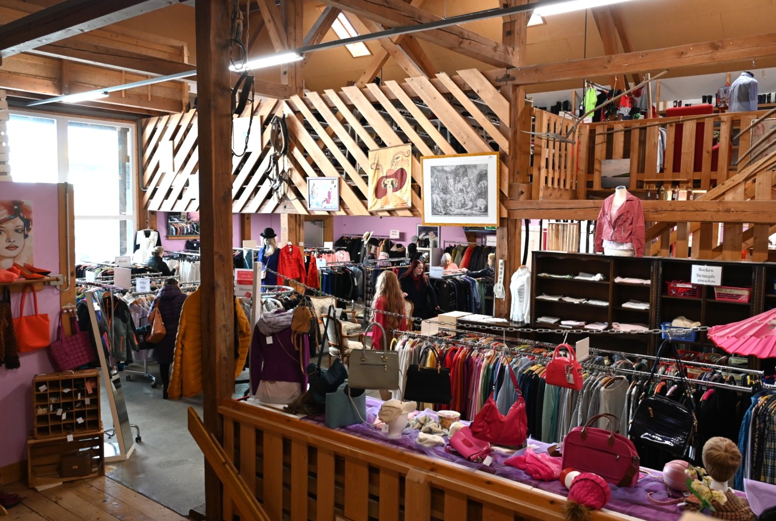 Reger Betrieb unter Holzbalken. Mehrere hundert Kundinnen und Kunden stöbern hier täglich nach Besonderem.
