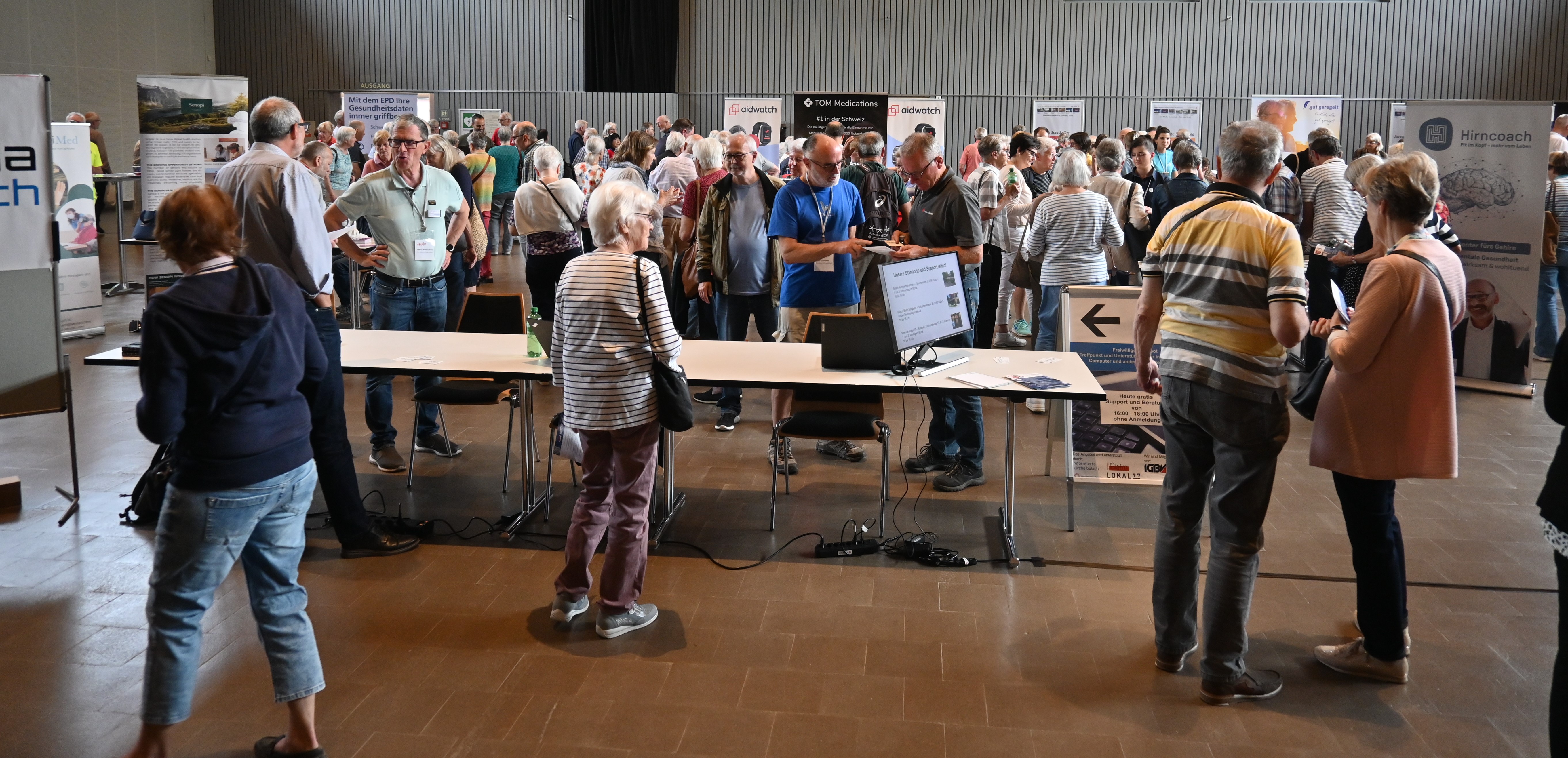 Diverse Aussteller präsentieren ihre Produkte.