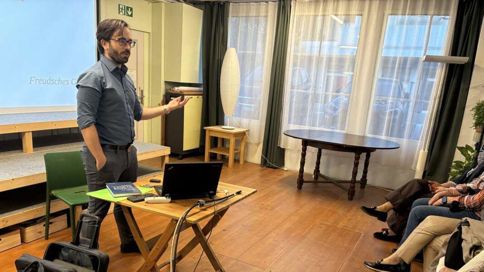 Volker Hartmann, Psychologe und Psychotherapeut, erklärte vor vollen Rängen die Methode der Traumdeutung nach Freud