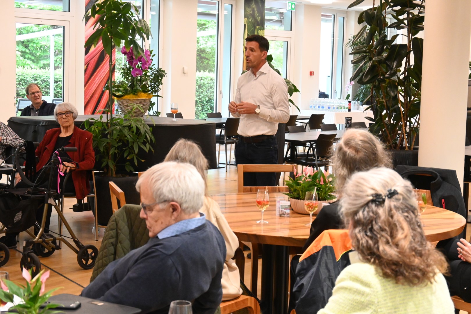 Geschäftsleiter Nermin Daki schildert den Zuhörern wie das Projekt nun weitergeht.