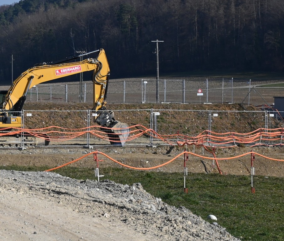 Zahlreiche Stromkabel versorgen die Grossbaustelle mit Energie.